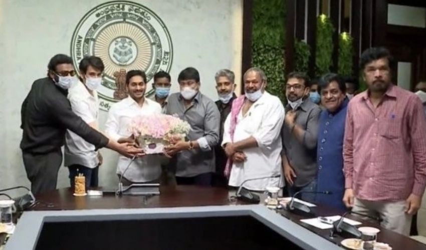 కాక రేపుతున్న రాజకీయం కాక రేపుతున్న రాజకీయం