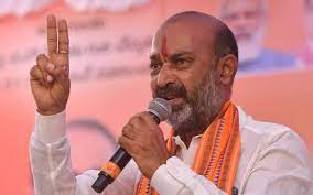 కేసీఆర్కి ఎందుకు ఇంత అహంకారం? రాజ్యాంగాన్ని తిరిగి రాస్తారా? కేసీఆర్కి ఎందుకు ఇంత అహంకారం? రాజ్యాంగాన్ని తిరిగి రాస్తారా?
