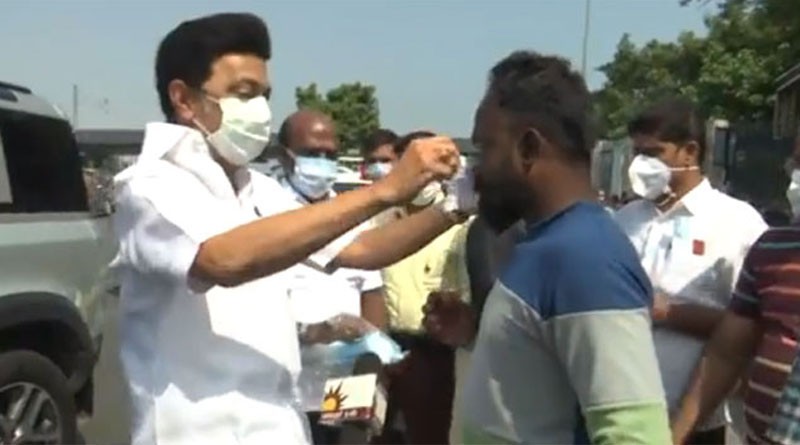 కాన్వాయి ఆపి… కారు దిగిన ముఖ్యమంత్రి కాన్వాయి ఆపి… కారు దిగిన ముఖ్యమంత్రి