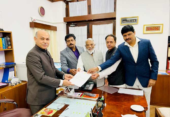ప్రధాని మోడీపై తెరాస ఎంపిల ప్రివిలేజ్ నోటీసు ప్రధాని మోడీపై తెరాస ఎంపిల ప్రివిలేజ్ నోటీసు