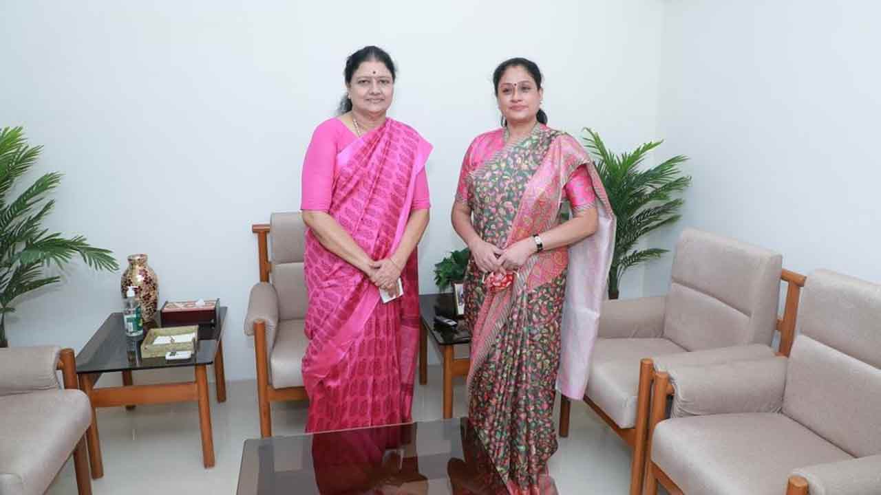 చిన్నమ్మతో రాములమ్మ భేటీ వెనుక చిన్నమ్మతో రాములమ్మ భేటీ వెనుక