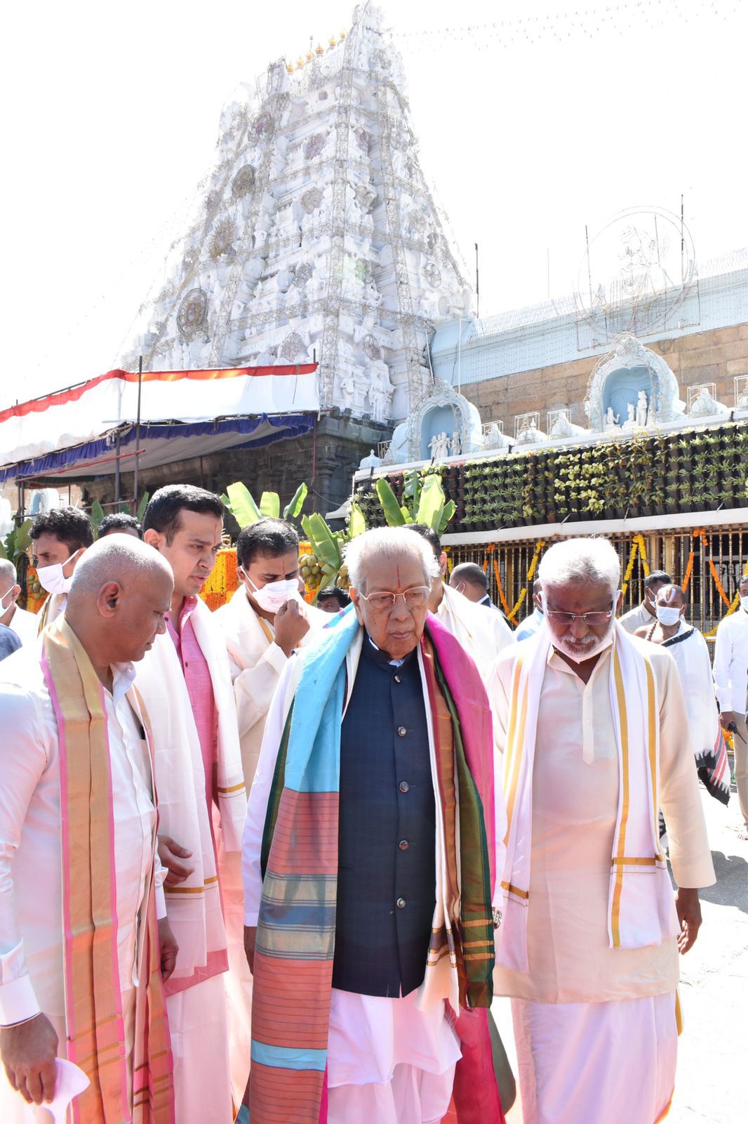 శ్రీవారిని దర్శించుకున్న గవర్నర్ బిశ్వభూషణ్ హరిచందన్ శ్రీవారిని దర్శించుకున్న గవర్నర్ బిశ్వభూషణ్ హరిచందన్