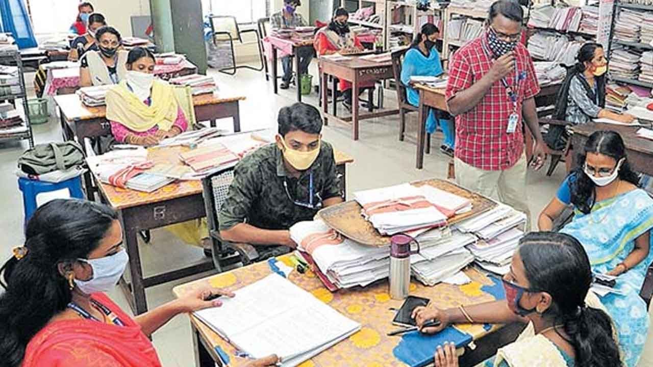 హోళికి ముందే ఉద్యోగులకు గుడ్ న్యూస్ హోళికి ముందే ఉద్యోగులకు గుడ్ న్యూస్
