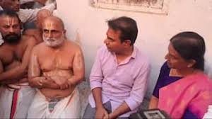 రంగరాజన్ ను పరామర్శించిన కేటీఆర్ రంగరాజన్ ను పరామర్శించిన కేటీఆర్