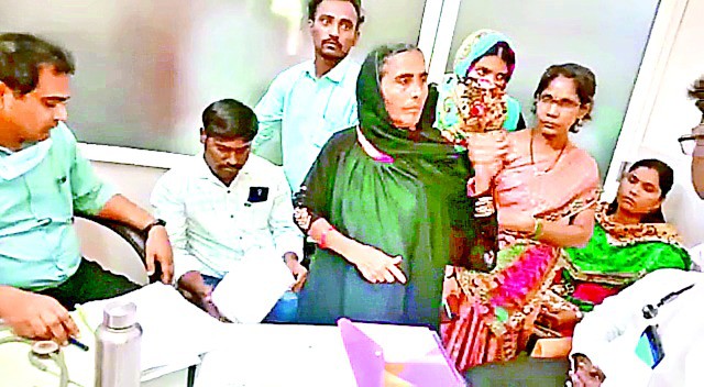 వైద్యుల నిర్లక్ష్యమని అందోళన వైద్యుల నిర్లక్ష్యమని అందోళన