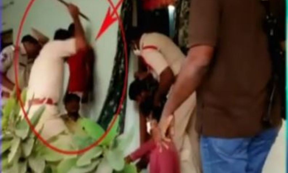 బీజేపీ నేతపై లాఠీ చార్జీ బీజేపీ నేతపై లాఠీ చార్జీ
