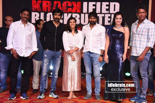 క్రాక్ సినిమాని పెద్ద హిట్ చేసి.. మాకు కిక్ ఎనర్జీని ఇచ్చిన ప్రేక్షకులకు, ఫాన్స్ అందరికీ థాంక్స్!! క్రాక్ సినిమాని పెద్ద హిట్ చేసి.. మాకు కిక్ ఎనర్జీని ఇచ్చిన ప్రేక్షకులకు, ఫాన్స్ అందరికీ థాంక్స్!!