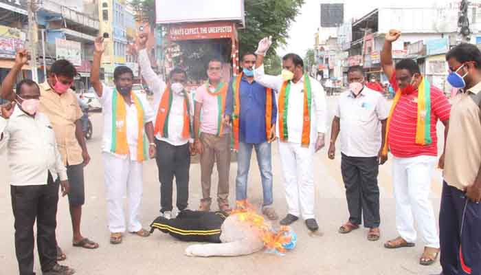 అనుమతి లేదు..ఆరెస్టు చేసాం అనుమతి లేదు..ఆరెస్టు చేసాం