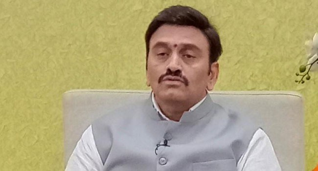 సీఎం జగన్ రాజ్యాంగం చదువుకోవాలి: ఎంపీ రఘురామకృష్ణరాజు సీఎం జగన్ రాజ్యాంగం చదువుకోవాలి: ఎంపీ రఘురామకృష్ణరాజు