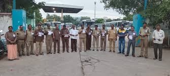 బ్యాడ్జీలు ధరించి విధులు నిర్వహించిన ఆర్టీసీ ఉద్యోగులు బ్యాడ్జీలు ధరించి విధులు నిర్వహించిన ఆర్టీసీ ఉద్యోగులు