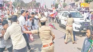 బీఆర్ఎస్ కార్యాలయంపై కాంగ్రెస్ నేతల దాడి బీఆర్ఎస్ కార్యాలయంపై కాంగ్రెస్ నేతల దాడి