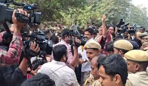 ఈడీ విచారణకు హాజరైన కేటీఆర్ బీఆర్ఎస్ నేతలు, పోలీసుల మధ్య తోపులాట.. బీఆర్ఎస్ నాయకుల అరెస్ట్ ఈడీ విచారణకు హాజరైన కేటీఆర్ బీఆర్ఎస్ నేతలు, పోలీసుల మధ్య తోపులాట.. బీఆర్ఎస్ నాయకుల అరెస్ట్