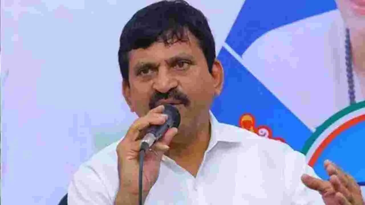 కేటీఆర్ పై కేసు పెడితే రౌడీళ్లా ప్రవర్తిస్తున్నారు: కేటీఆర్ పై కేసు పెడితే రౌడీళ్లా ప్రవర్తిస్తున్నారు: