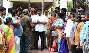 ట్రాఫిక్ కు ఇబ్బందులు కల్పిస్తే చర్యలు తప్పవు ట్రాఫిక్ కు ఇబ్బందులు కల్పిస్తే చర్యలు తప్పవు