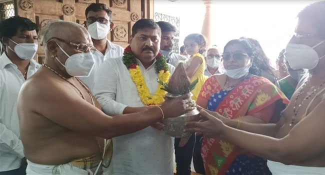 యాదాద్రిలో ఎన్నికల కమిషనర్ యాదాద్రిలో ఎన్నికల కమిషనర్