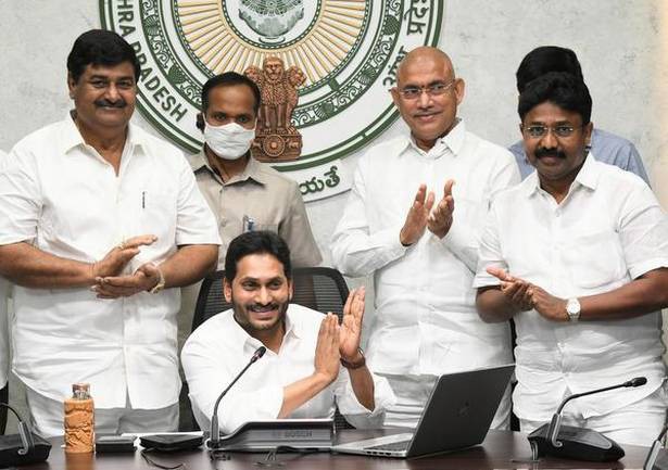 ఫీజు రీఎంబర్స్ మెంట్ తో విద్యార్థుల జీవితాల్లో వెలుగులు నింపిన సీఎం జగన్