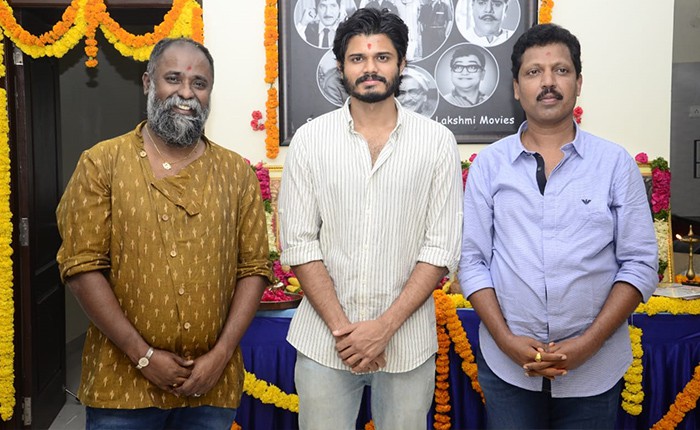 యంగ్ అండ్ ప్రామిసింగ్ హీరో ఆనంద్ దేవరకొండ, మానస రాధాకృష్ణన్ జంటగా కేవీ గుహన్ దర్శకత్వంలో వెంకట్ తలారి నిర్మిస్తోన్న ‘హైవే’ చిత్రం రెగ్యులర్ షూటింగ్ ప్రారంభం యంగ్ అండ్ ప్రామిసింగ్ హీరో ఆనంద్ దేవరకొండ, మానస రాధాకృష్ణన్ జంటగా కేవీ గుహన్ దర్శకత్వంలో వెంకట్ తలారి నిర్మిస్తోన్న ‘హైవే’ చిత్రం రెగ్యులర్ షూటింగ్ ప్రారంభం