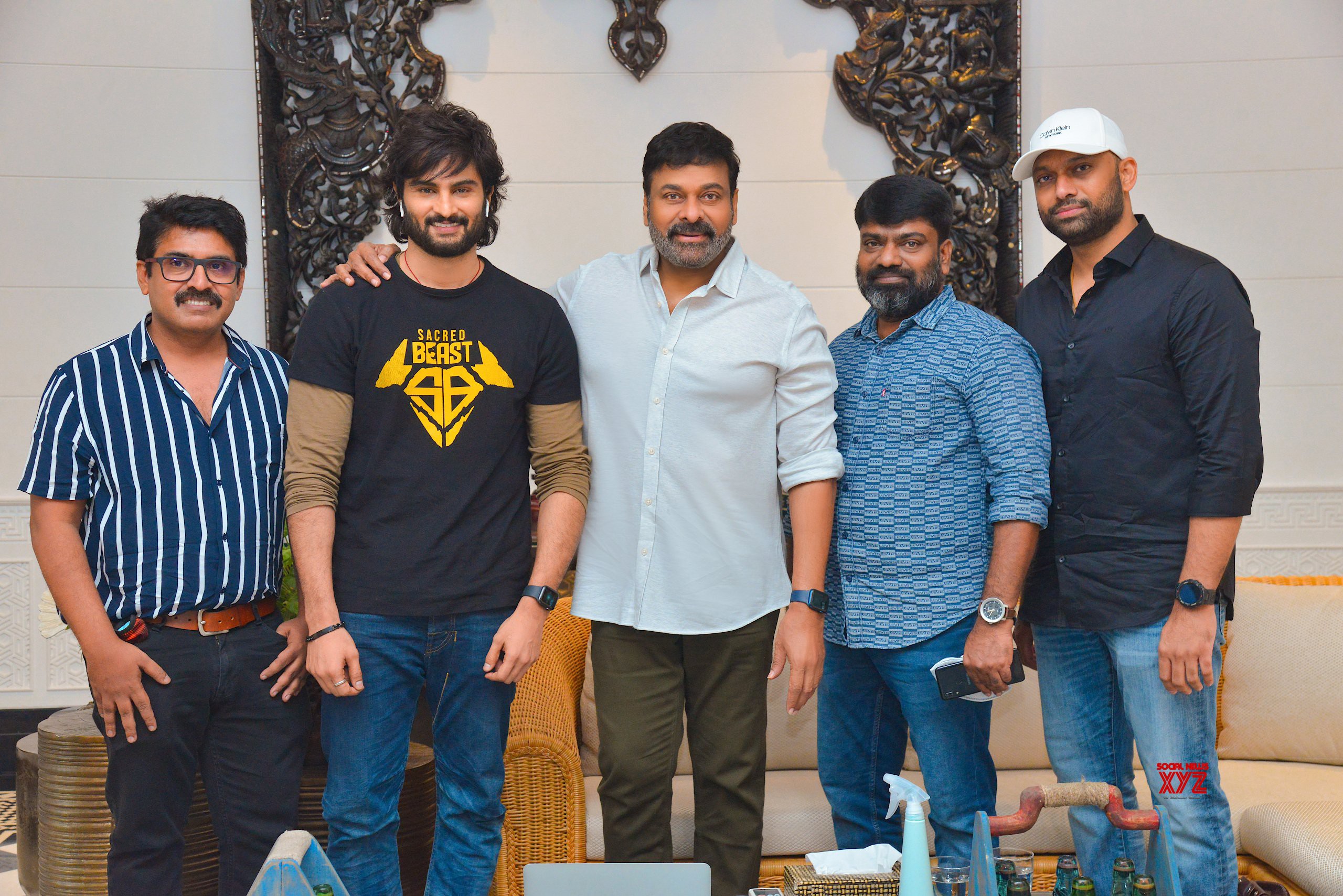 మెగాస్టార్ చిరంజీవి చేతుల మీదుగా విడుదలైన హీరో సుధీర్ బాబు, శ్రీదేవి సోడా సెంటర్ చిత్రం నుంచి మందులోడా మాస్ కా బాస్ సాంగ్ కు హ్యూజ్ రెస్పాన్స్ మెగాస్టార్ చిరంజీవి చేతుల మీదుగా విడుదలైన హీరో సుధీర్ బాబు, శ్రీదేవి సోడా సెంటర్ చిత్రం నుంచి మందులోడా మాస్ కా బాస్ సాంగ్ కు హ్యూజ్ రెస్పాన్స్