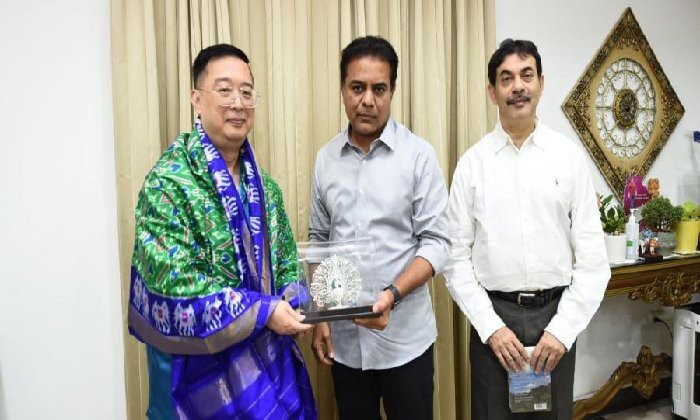 పెట్టుబడులకు హితోదిక సహకారాన్ని అందిస్తాం మంత్రి కేటీఆర్ను కలిసిన సింగపూర్ హైకమిషనర్ పెట్టుబడులకు హితోదిక సహకారాన్ని అందిస్తాం మంత్రి కేటీఆర్ను కలిసిన సింగపూర్ హైకమిషనర్