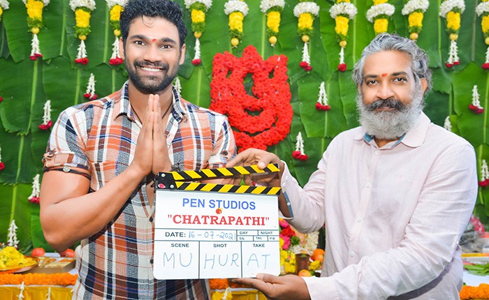 బెల్లంకొండ సాయి శ్రీనివాస్ హీరోగా స్టార్ డైరెక్టర్ వి.వి.వినాయక్ దర్శకత్వంలో పెన్ స్టూడియోస్ బ్యానర్పై భారీ చిత్రం... దర్శకధీరుడు రాజమౌళి క్లాప్తో ప్రారంభం బెల్లంకొండ సాయి శ్రీనివాస్ హీరోగా స్టార్ డైరెక్టర్ వి.వి.వినాయక్ దర్శకత్వంలో పెన్ స్టూడియోస్ బ్యానర్పై భారీ చిత్రం... దర్శకధీరుడు రాజమౌళి క్లాప్తో ప్రారంభం