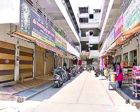 వ్యాపారాల్లేక... తీవ్ర ఇబ్బందులు వ్యాపారాల్లేక... తీవ్ర ఇబ్బందులు