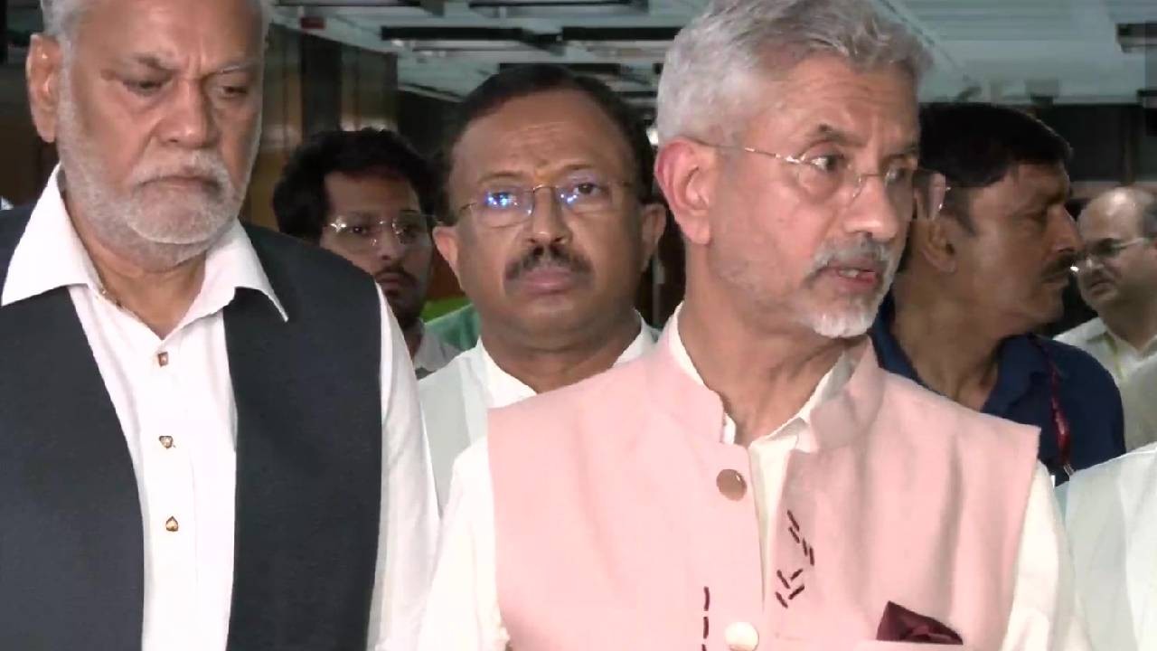 ఆల్ పార్టీ మీటింగ్ లో శ్రీలంక రచ్చ ఆల్ పార్టీ మీటింగ్ లో శ్రీలంక రచ్చ