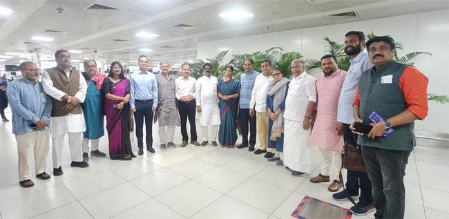 మణిపూర్ కు ఇండియా ఎంపీలు మణిపూర్ కు ఇండియా ఎంపీలు