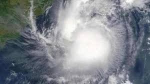 పూరీ తీరానికి 40 కిలో మీటర్ల దూరంలో కేంద్రీకృతమైన వాయుగుండం పూరీ తీరానికి 40 కిలో మీటర్ల దూరంలో కేంద్రీకృతమైన వాయుగుండం