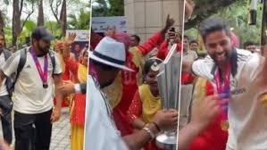 టీమిండియా ప్లేయర్లకు గ్రాండ్ వెల్కమ్ టీమిండియా ప్లేయర్లకు గ్రాండ్ వెల్కమ్