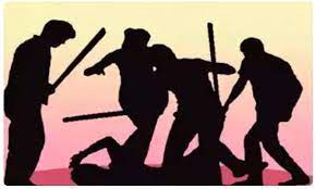 పోలీసులపై దాడి… పోలీసులపై దాడి…