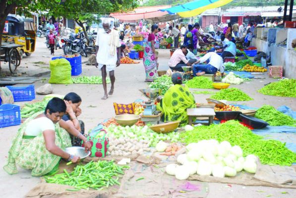 అటకెక్కిన గ్రామ స్థాయి రైతు బజార్లు అటకెక్కిన గ్రామ స్థాయి రైతు బజార్లు