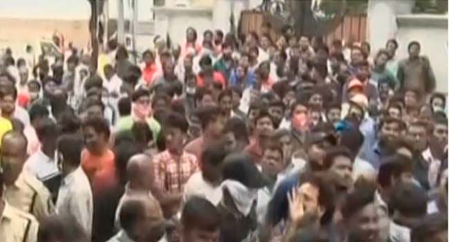 సినీ కార్మికుల అందోళన సినీ కార్మికుల అందోళన
