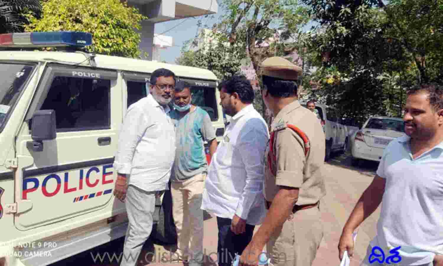 మంత్రి కేటీఆర్ పర్యటనలో ఉద్రిక్తత పోలీసుల లాఠీచార్చ్ మంత్రి కేటీఆర్ పర్యటనలో ఉద్రిక్తత పోలీసుల లాఠీచార్చ్