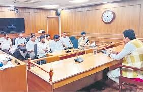 కమిషనర్ విచారణకు రాకపోతే డీజీపీని రప్పించాల్సి ఉంటుంది