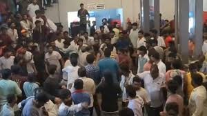 కొట్టుకున్న పవన్ అభిమానులు కొట్టుకున్న పవన్ అభిమానులు