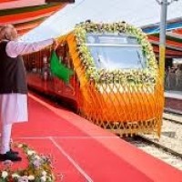 చీనాబ్ వంతెన, కత్రా-శ్రీనగర్ వందే భారత్ ఎక్స్‌ప్రెస్‌ రైలుప్రారంబించిన్న ప్రధాని మోదీ