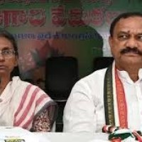సొంత సామాజిక వర్గంలొ అసంతృప్తులు