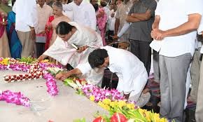 వైఎస్సార్ కు జగన్ నివాళి వైఎస్సార్ కు జగన్ నివాళి