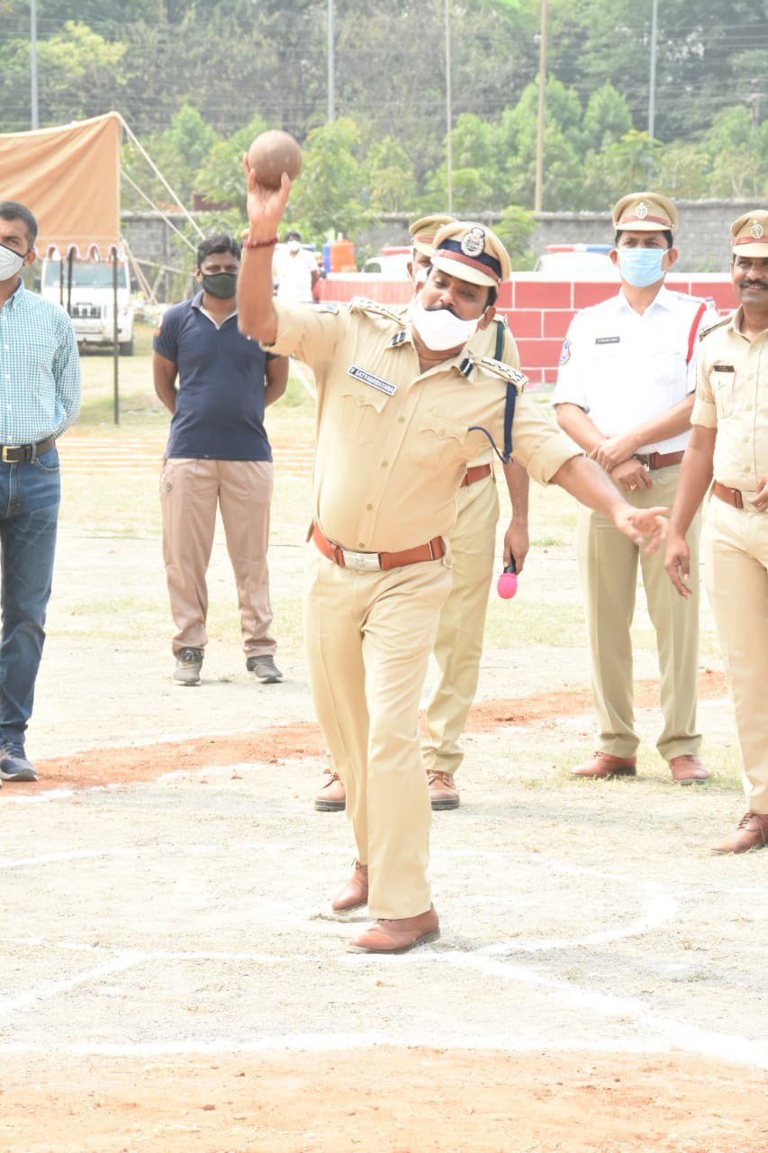 పోలీసులకు వ్యాయామ సమయం కేటాయించాలి