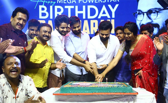 అంగరంగ వైభవంగా మెగా పవర్ స్టార్ రామ్ చరణ్ పుట్టినరోజు వేడుకలు అంగరంగ వైభవంగా మెగా పవర్ స్టార్ రామ్ చరణ్ పుట్టినరోజు వేడుకలు