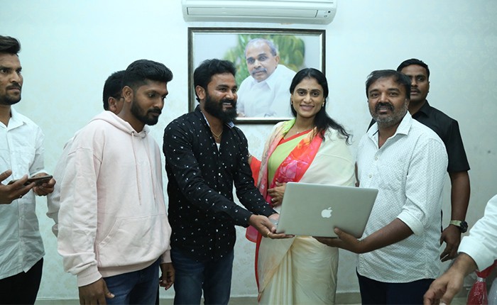 రెడ్డిగారింట్లో రౌడీయిజం’ చిత్రం నుంచి ‘అలలాగా మనసే ఎగిసెనే...’ పాటను విడుదల చేసిన వై.ఎస్.షర్మిల రెడ్డిగారింట్లో రౌడీయిజం’ చిత్రం నుంచి ‘అలలాగా మనసే ఎగిసెనే...’ పాటను విడుదల చేసిన వై.ఎస్.షర్మిల