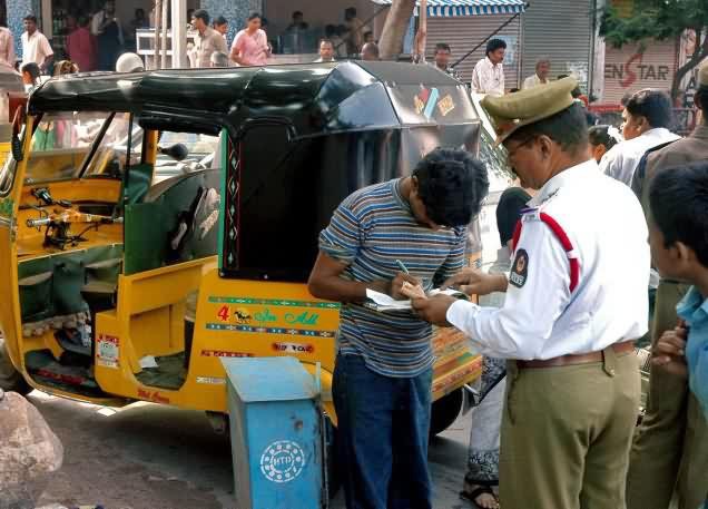 పరిమితికి మించి ప్రయాణికులను తీసుకువెళ్తున్న ఆటో డ్రైవర్ కి భారీ జరిమానా