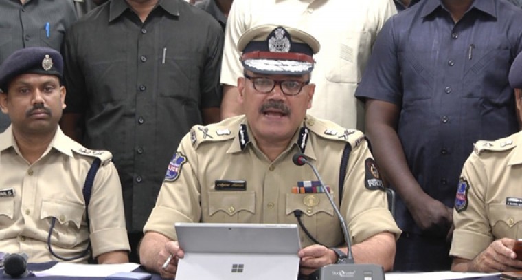 మంత్రి కేటీఆర్ పీఏని అంటూ మోసాలు.. రంజీ మాజీ క్రికెటర్ నాగరాజు అరెస్టు మంత్రి కేటీఆర్ పీఏని అంటూ మోసాలు.. రంజీ మాజీ క్రికెటర్ నాగరాజు అరెస్టు