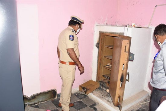 సినీ ఫక్కీలో చోరి సినీ ఫక్కీలో చోరి
