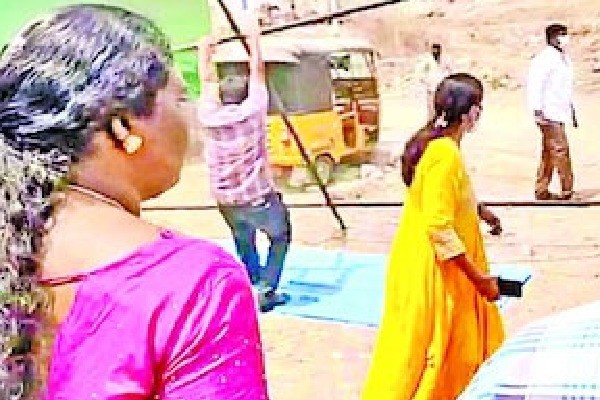 విజయారెడ్డి దౌర్జన్యం విజయారెడ్డి దౌర్జన్యం