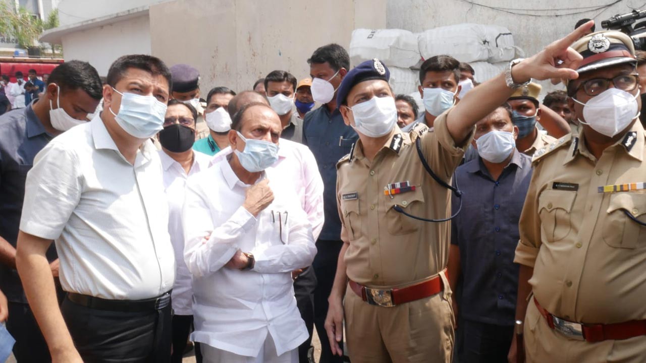 అనధికారంగా ఉన్న గోదాములపై చర్యలు హోం మంత్రి మహమూద్ అలీ అనధికారంగా ఉన్న గోదాములపై చర్యలు హోం మంత్రి మహమూద్ అలీ