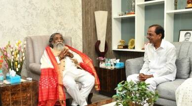 పాదాభివందనాల కేసీఆర్.. పాదాభివందనాల కేసీఆర్..