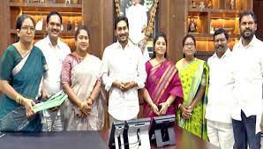 సీఎం జగన్ ను కలిసిన ట్రైబల్ ఎమ్మెల్యేలు సీఎం జగన్ ను కలిసిన ట్రైబల్ ఎమ్మెల్యేలు