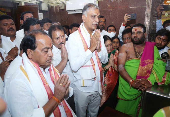 బాసర సరస్వతీ అమ్మవారిని దర్శించుకున్న మంత్రులు హరీష్, ఇంద్రకరణ్ బాసర సరస్వతీ అమ్మవారిని దర్శించుకున్న మంత్రులు హరీష్, ఇంద్రకరణ్