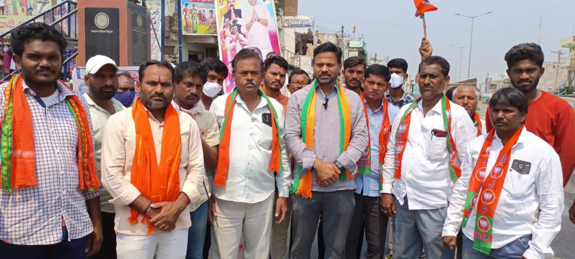 దేశం లో బిజెపి పార్టీ కి తిరుగు లేదు దేశం లో బిజెపి పార్టీ కి తిరుగు లేదు